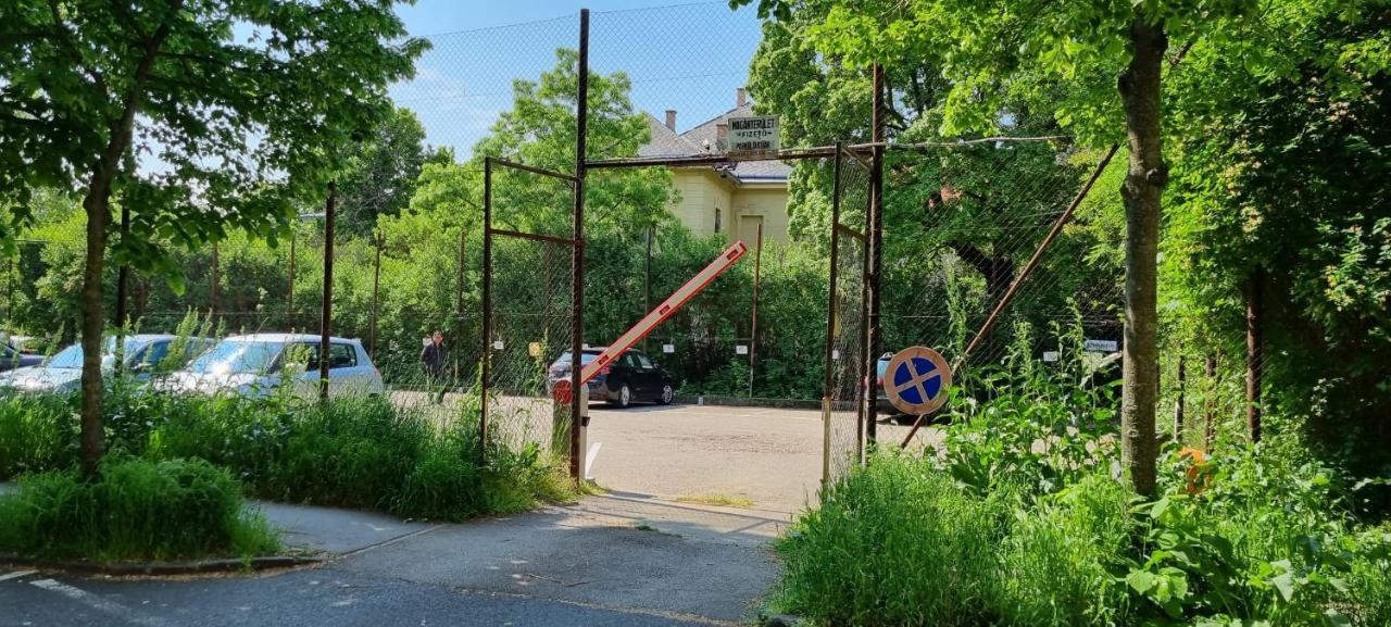 Mgtels Apartman - With Private Parking Будапеща Екстериор снимка
