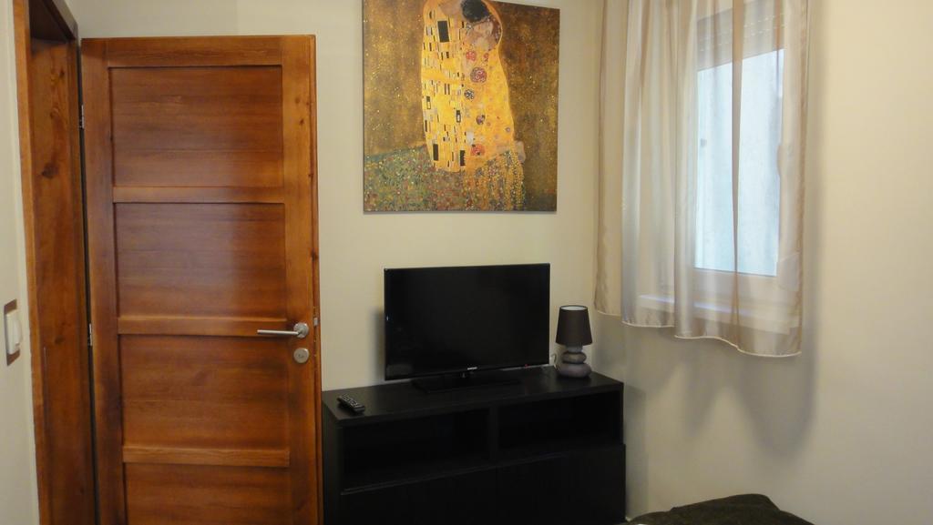 Mgtels Apartman - With Private Parking Будапеща Екстериор снимка