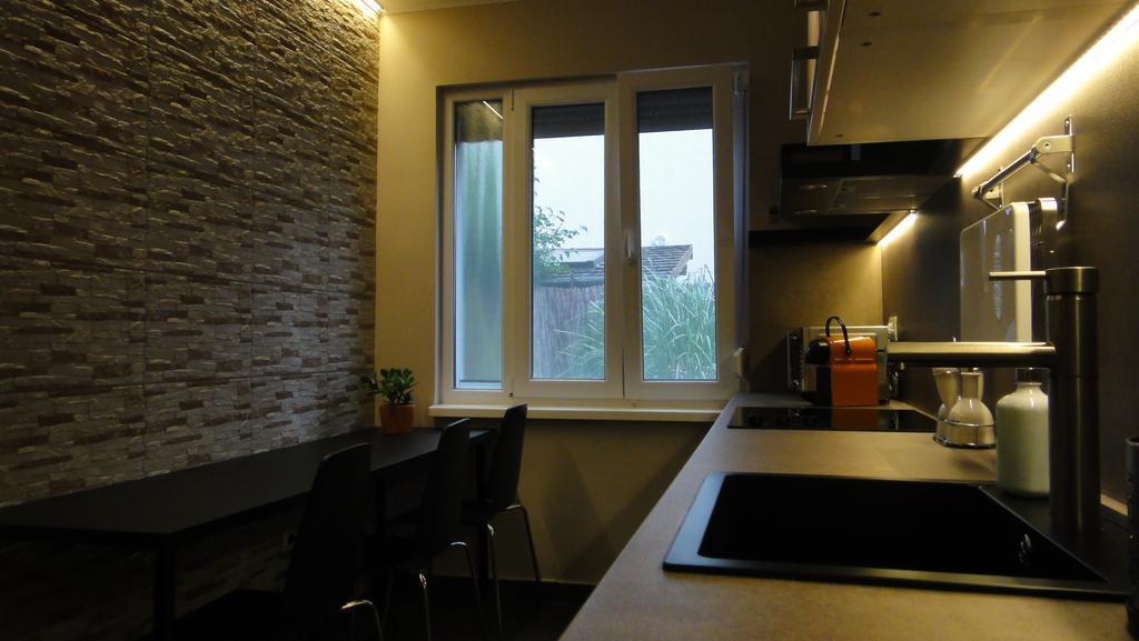 Mgtels Apartman - With Private Parking Будапеща Екстериор снимка