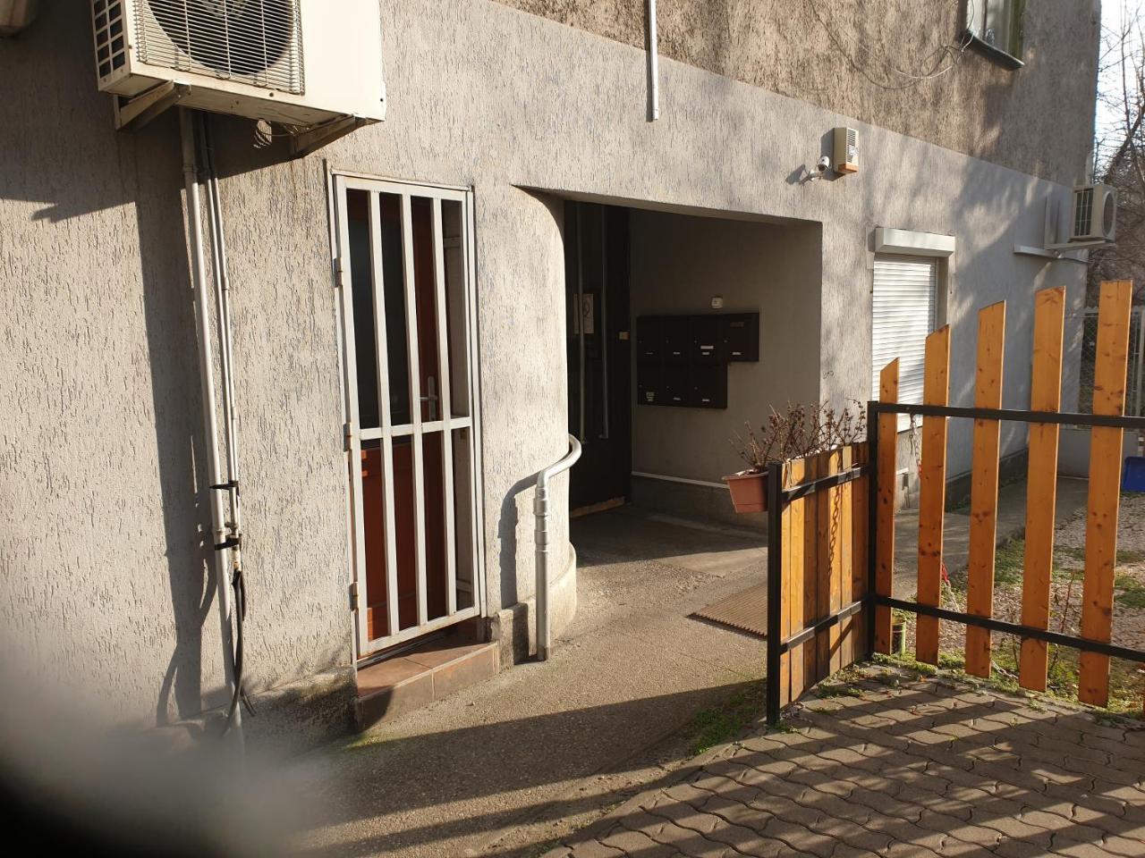 Mgtels Apartman - With Private Parking Будапеща Екстериор снимка